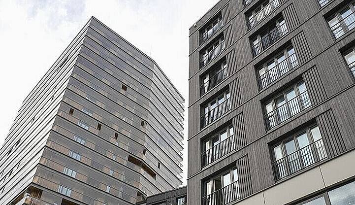 Ein Anliegen der Holzbauinitiative ist es, klimaschädliche Baustoffe soweit wie möglich mit Holz und weiteren nachwachsenden Baumaterialien zu substituieren. Auf diese Weise tragen auch Hybridbauten wie das Holz-Beton-Hochhaus „Roots“ in der Hamburger HafenCity beachtlich zur CO2-Speicherung bei.